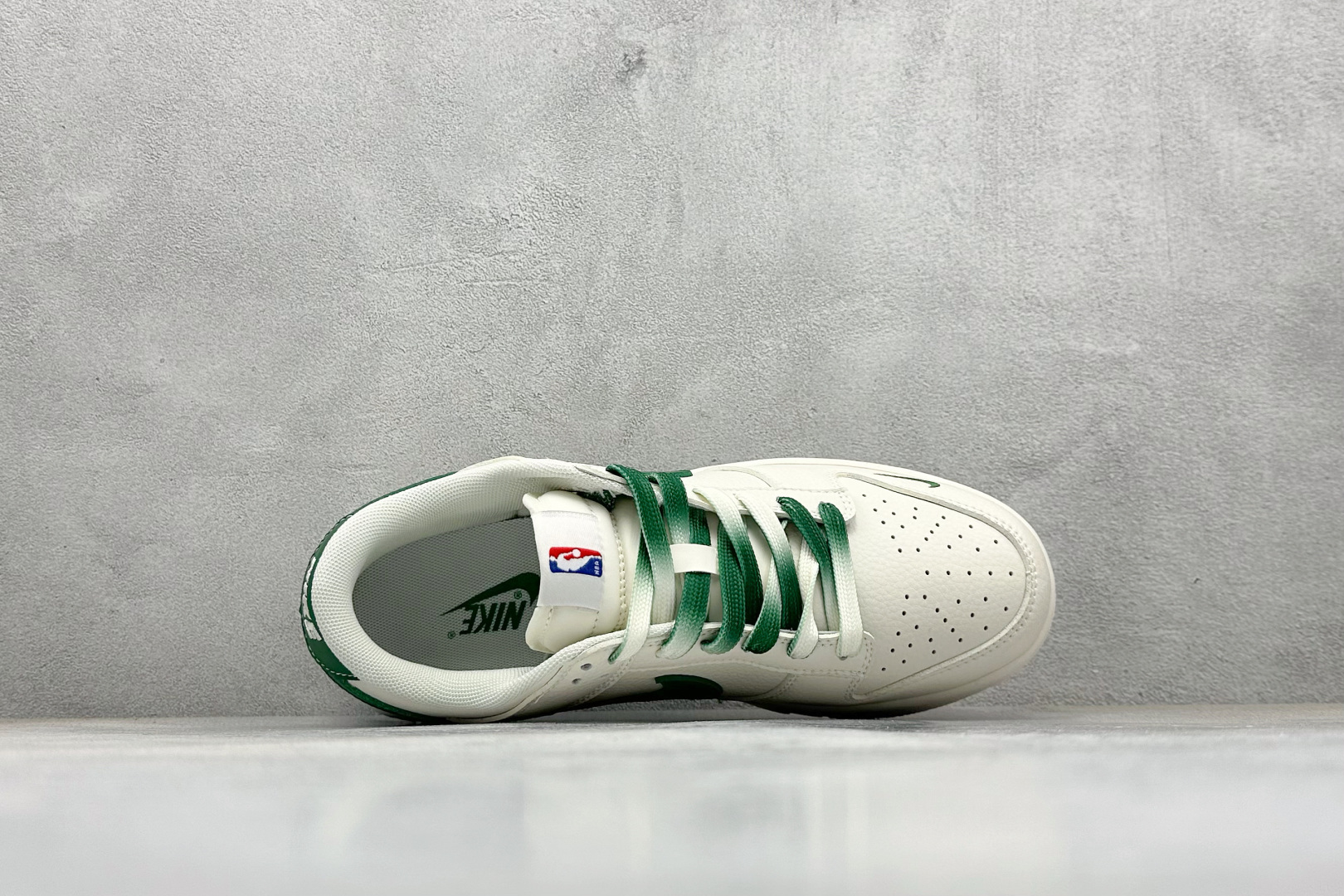 XC版Nike SB Dunk Low NBA联名 凯尔特人 周年高端定制 低帮休闲板鞋 CS1688-106-莆田鞋,莆田鞋货源,高仿鞋,高仿鞋货源,安福档口,莆田高仿鞋,莆田鞋批发,高仿鞋批发,莆田高仿运动鞋,高仿运动鞋,莆田运动鞋 XC版Nike SB Dunk Low NBA联名 凯尔特人 周年高端定制 低帮休闲板鞋 CS1688-106