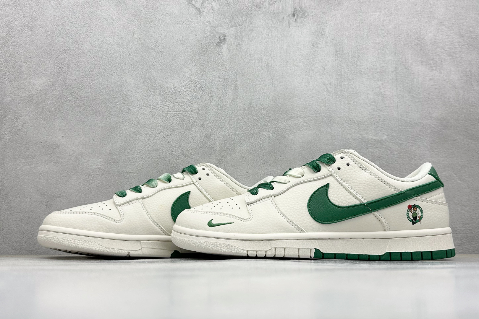 XC版Nike SB Dunk Low NBA联名 凯尔特人 周年高端定制 低帮休闲板鞋 CS1688-106-莆田鞋,莆田鞋货源,高仿鞋,高仿鞋货源,安福档口,莆田高仿鞋,莆田鞋批发,高仿鞋批发,莆田高仿运动鞋,高仿运动鞋,莆田运动鞋 XC版Nike SB Dunk Low NBA联名 凯尔特人 周年高端定制 低帮休闲板鞋 CS1688-106