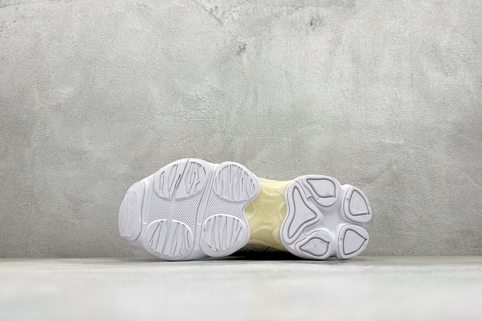 GS版Onitsuka Tiger鬼塚虎 TIGRUN 时尚百搭 耐磨 低帮 生活休闲鞋 1183C478-100