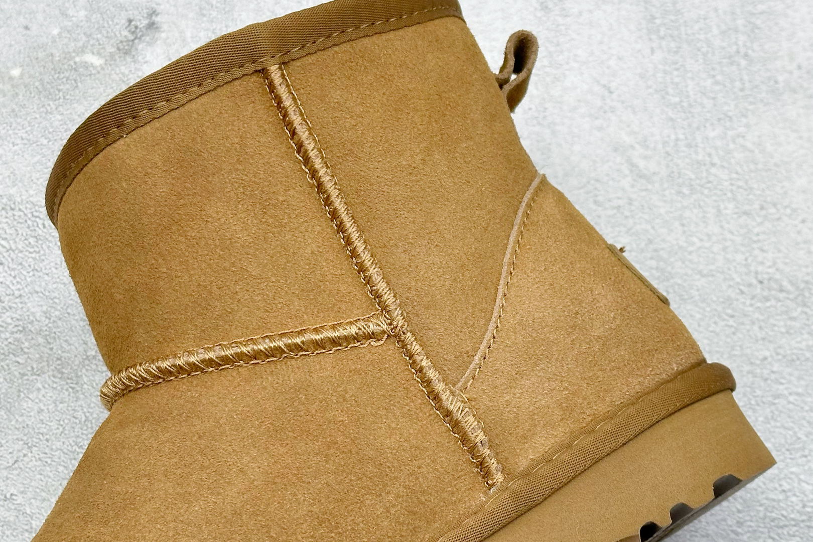 UGG CLASSIC MINI 官方经典款 羊皮毛一体高品质 1016222-莆田鞋,莆田鞋货源,高仿鞋,高仿鞋货源,安福档口,莆田高仿鞋,莆田鞋批发,高仿鞋批发,莆田高仿运动鞋,高仿运动鞋,莆田运动鞋 UGG CLASSIC MINI 官方经典款 羊皮毛一体高品质 1016222