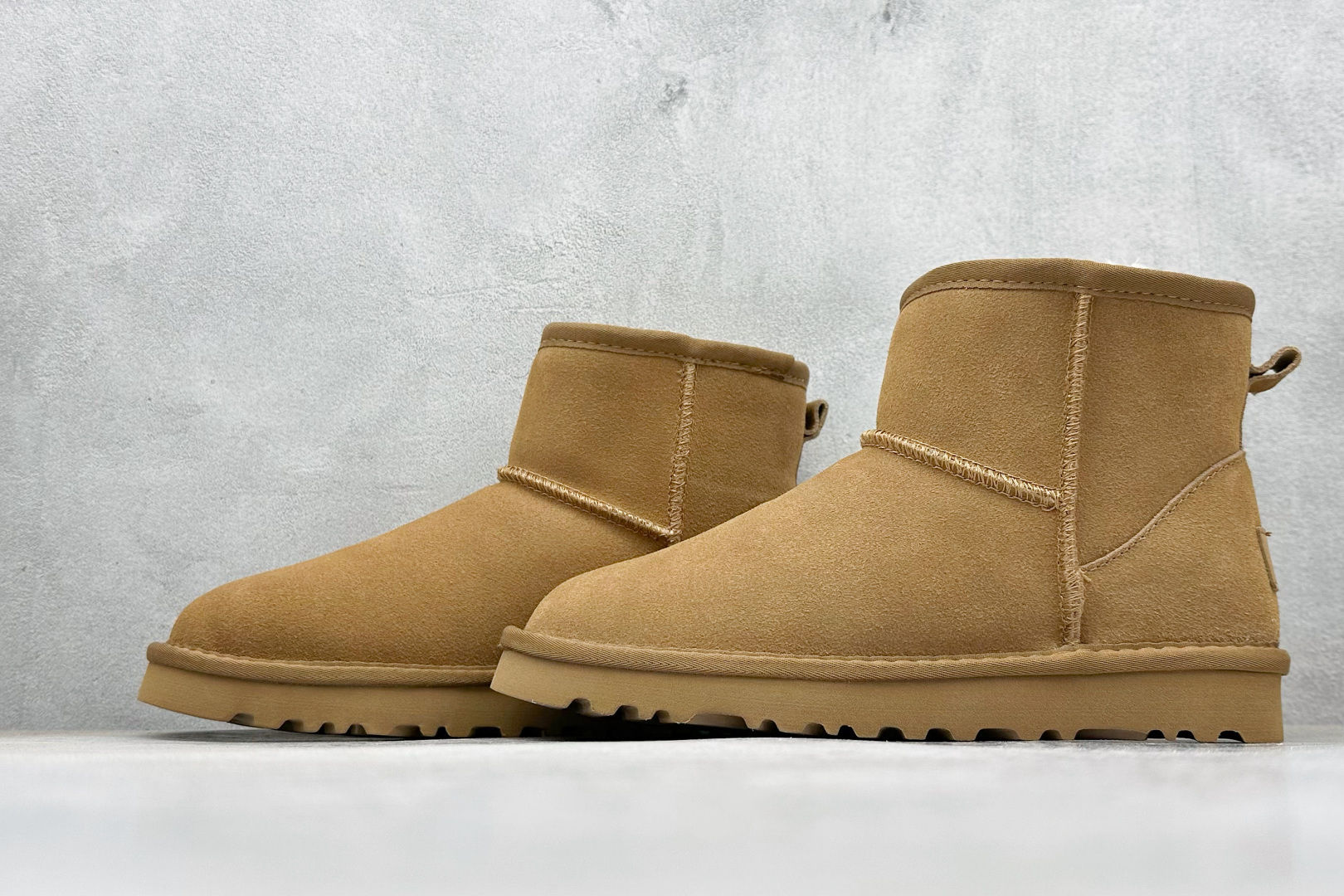 UGG CLASSIC MINI 官方经典款 羊皮毛一体高品质 1016222-莆田鞋,莆田鞋货源,高仿鞋,高仿鞋货源,安福档口,莆田高仿鞋,莆田鞋批发,高仿鞋批发,莆田高仿运动鞋,高仿运动鞋,莆田运动鞋 UGG CLASSIC MINI 官方经典款 羊皮毛一体高品质 1016222