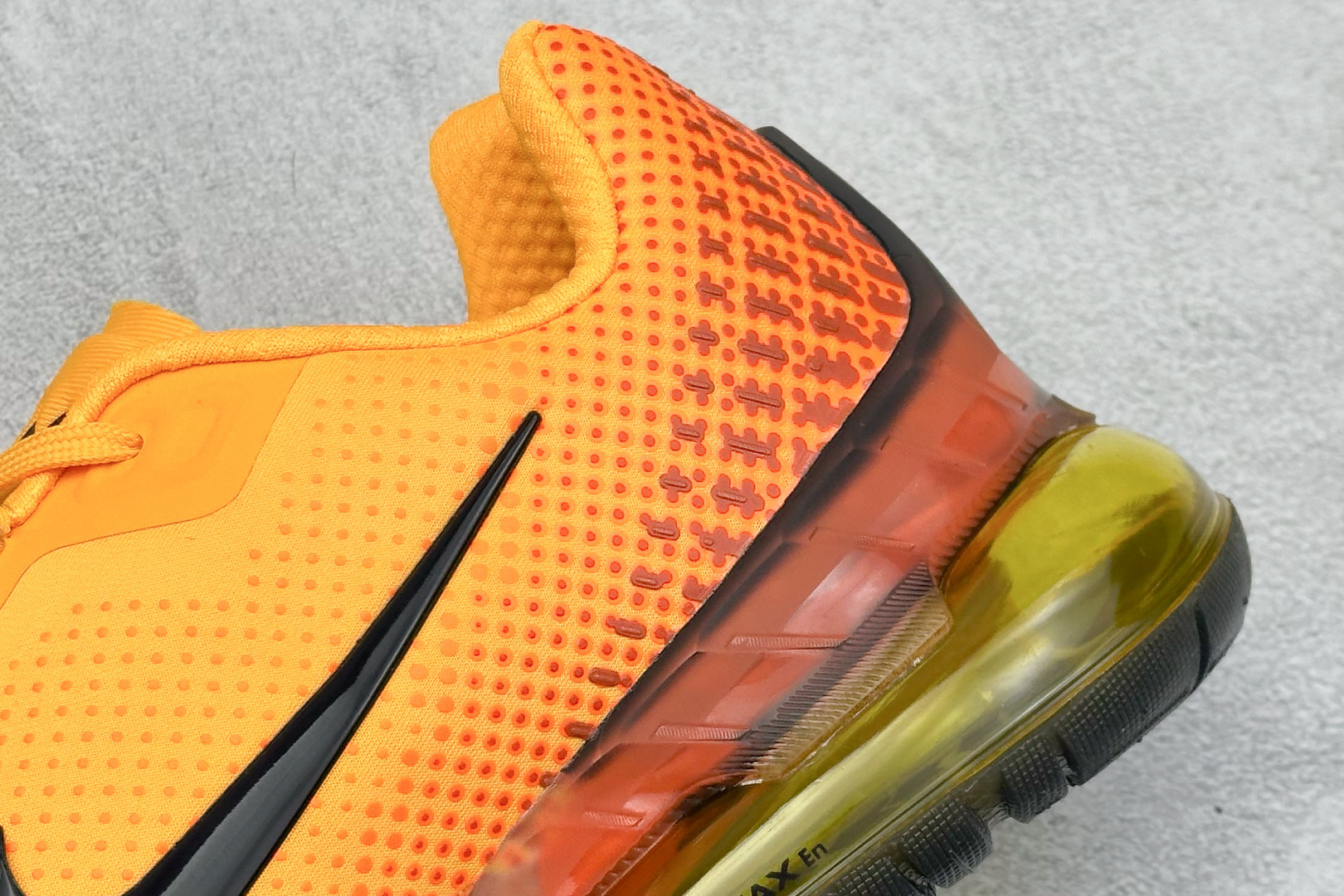 Nike Air Max Phoenix 复古子弹气垫运动跑步鞋 FZ5307-700