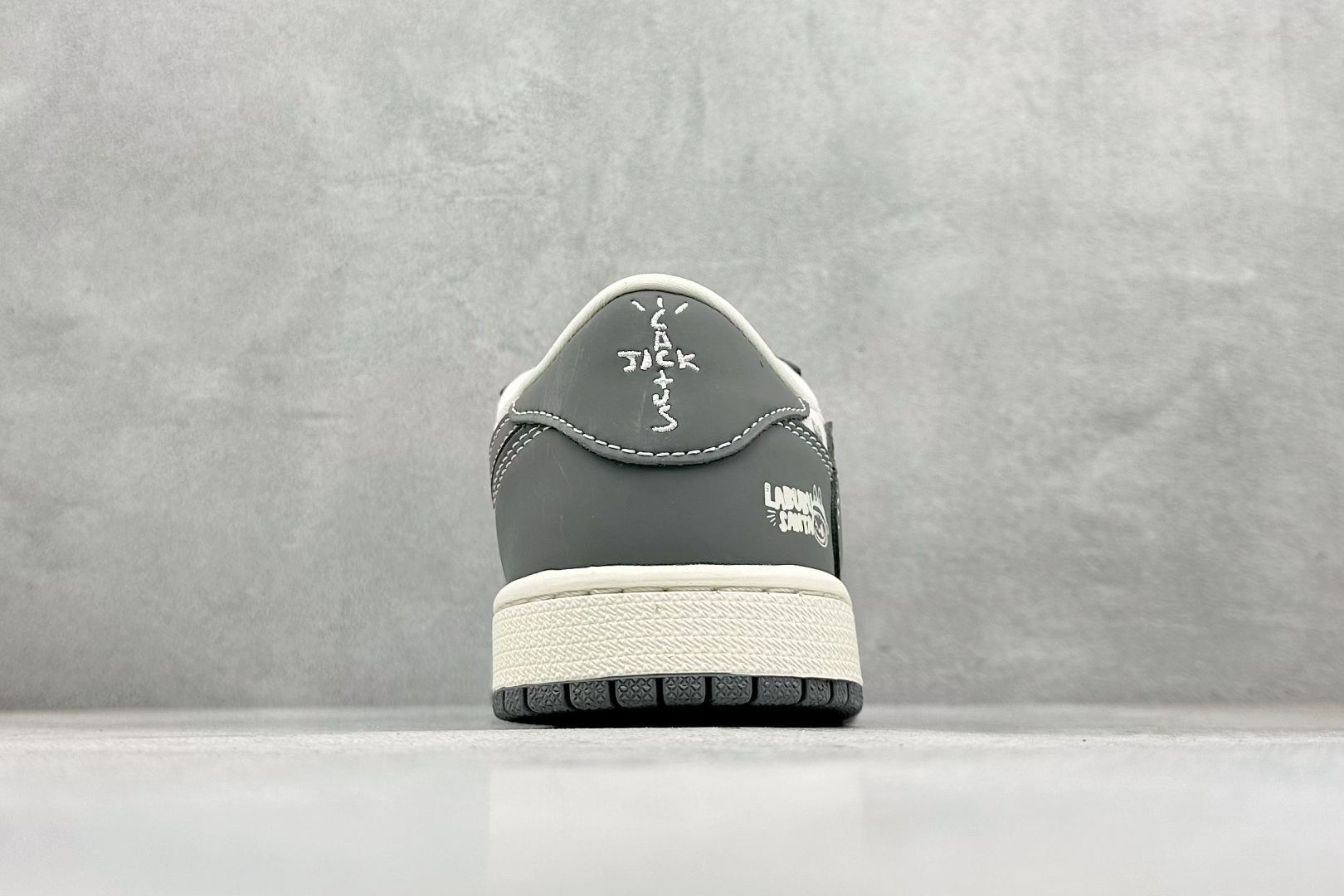 Labubu x Air Jordan 1 Low 灰白 LD2028-055-莆田鞋,莆田鞋货源,高仿鞋,高仿鞋货源,安福档口,莆田高仿鞋,莆田鞋批发,高仿鞋批发,莆田高仿运动鞋,高仿运动鞋,莆田运动鞋 Labubu x Air Jordan 1 Low 灰白 LD2028-055