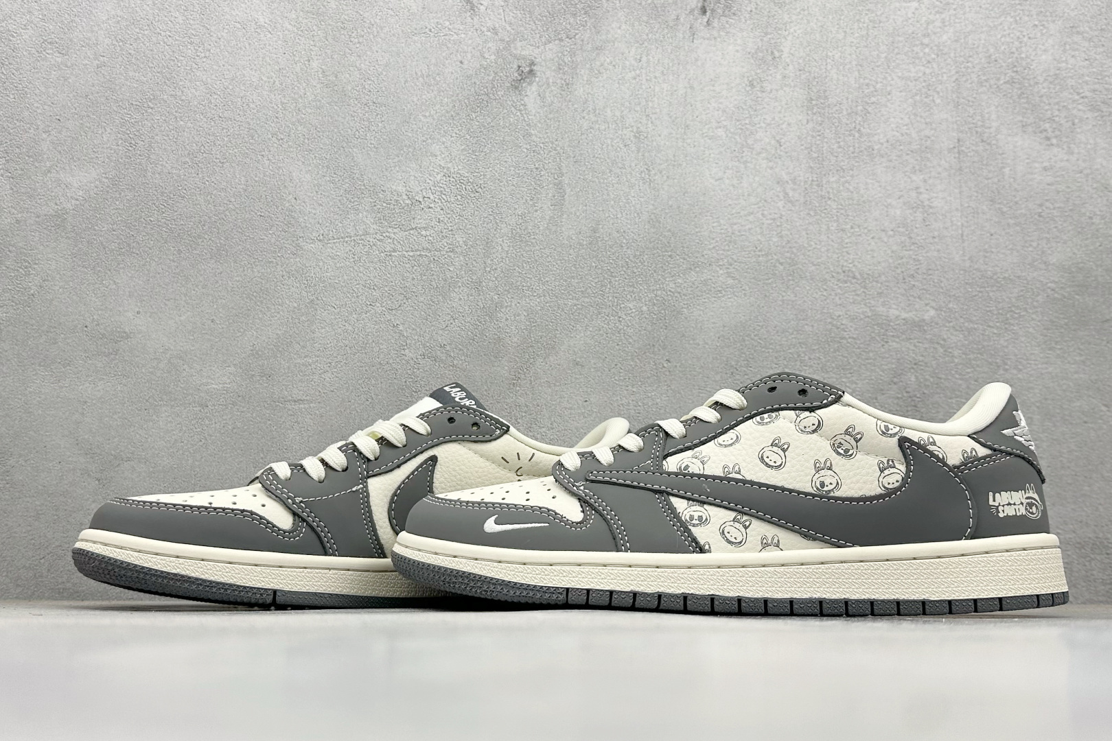 Labubu x Air Jordan 1 Low 灰白 LD2028-055-莆田鞋,莆田鞋货源,高仿鞋,高仿鞋货源,安福档口,莆田高仿鞋,莆田鞋批发,高仿鞋批发,莆田高仿运动鞋,高仿运动鞋,莆田运动鞋 Labubu x Air Jordan 1 Low 灰白 LD2028-055