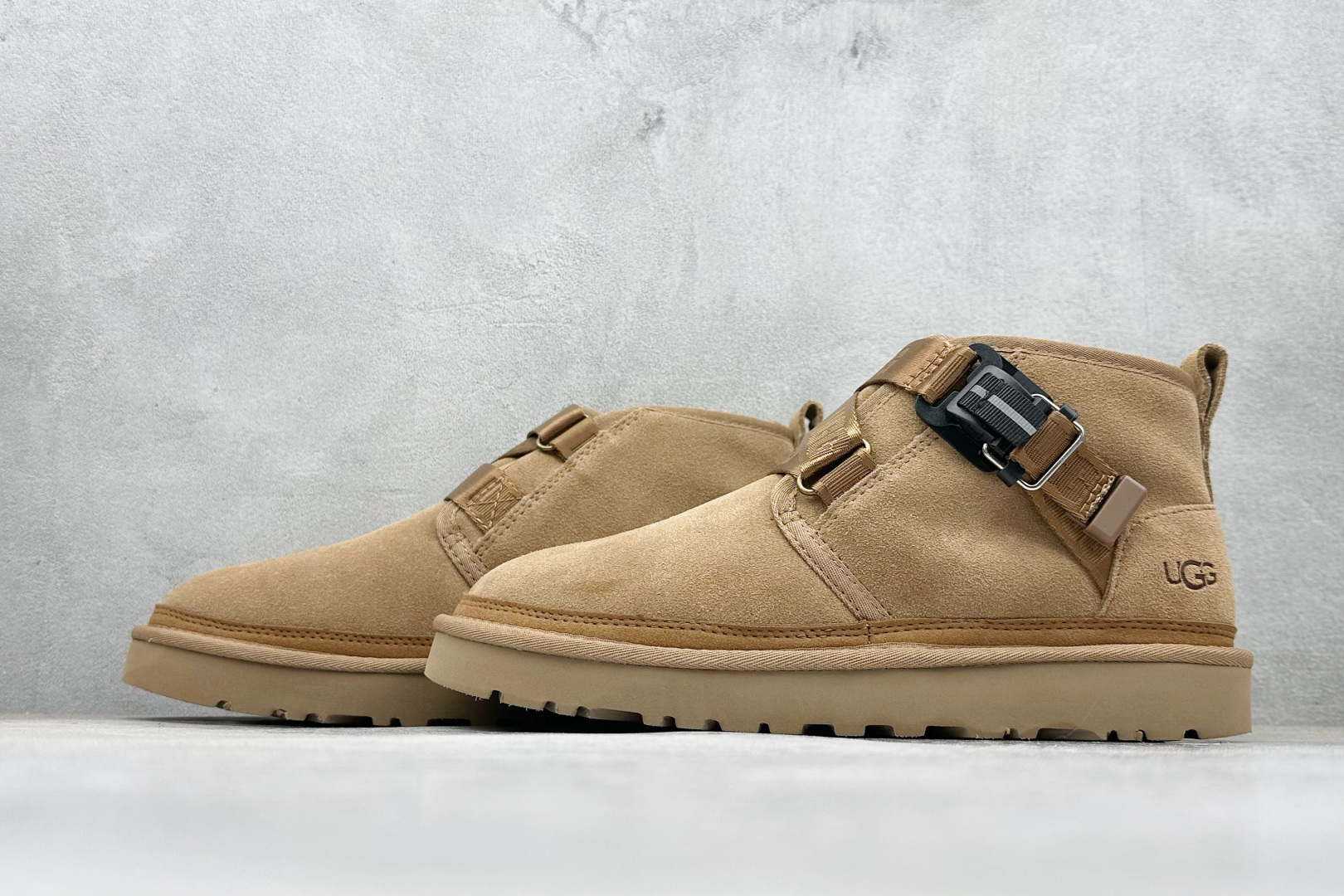 UGG 卡扣 羊毛一体迷你短靴 优选翻毛皮鞋面 手感细腻 羊毛内里 舒适亲肤 茸暖舒适 M/1130720