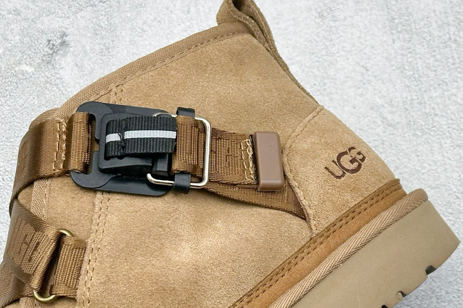 UGG 卡扣 羊毛一体迷你短靴 优选翻毛皮鞋面 手感细腻 羊毛内里 舒适亲肤 茸暖舒适 M/1130720