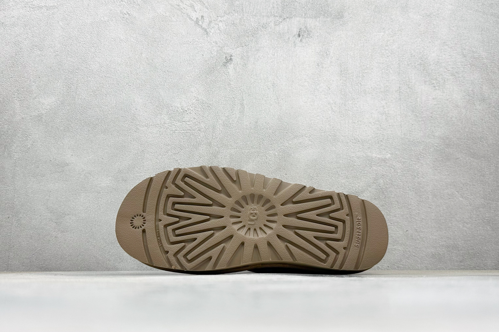 UGG 卡扣 羊毛一体迷你短靴 优选翻毛皮鞋面 手感细腻 羊毛内里 舒适亲肤 茸暖舒适 M/1130720