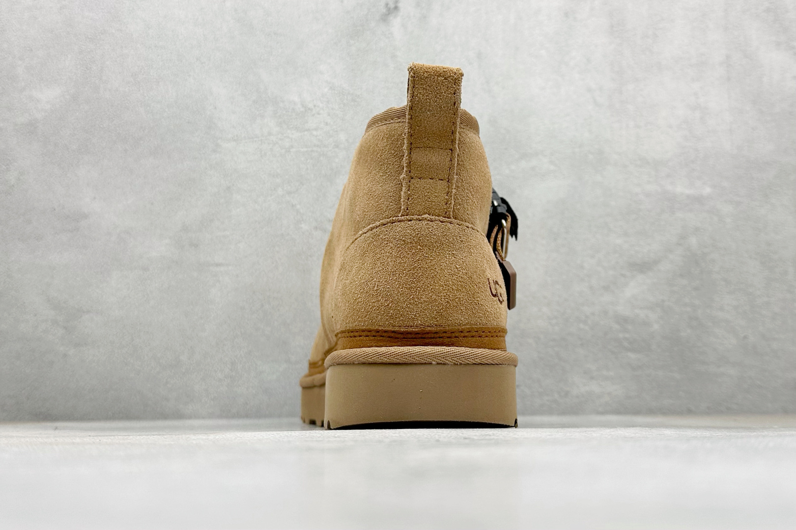 UGG 卡扣 羊毛一体迷你短靴 优选翻毛皮鞋面 手感细腻 羊毛内里 舒适亲肤 茸暖舒适 M/1130720