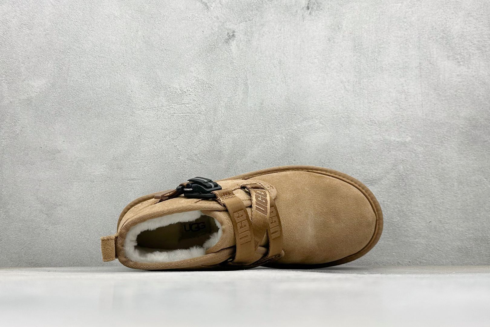 UGG 卡扣 羊毛一体迷你短靴 优选翻毛皮鞋面 手感细腻 羊毛内里 舒适亲肤 茸暖舒适 M/1130720