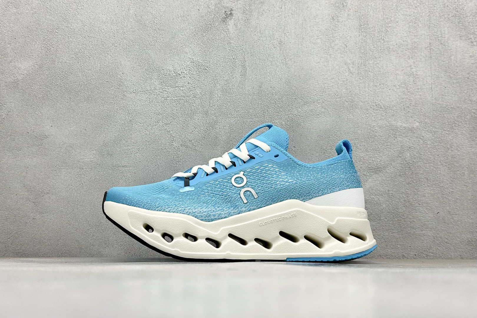 CIoudsurfer Max 昂跑 舒适轻便减震耐磨跑步鞋 采用了先进的缓震技术 能够有效减少跑步时对