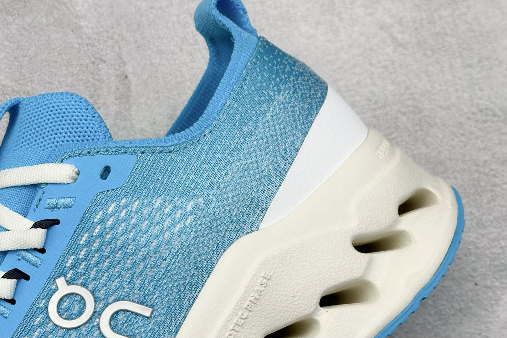 CIoudsurfer Max 昂跑 舒适轻便减震耐磨跑步鞋 采用了先进的缓震技术 能够有效减少跑步时对