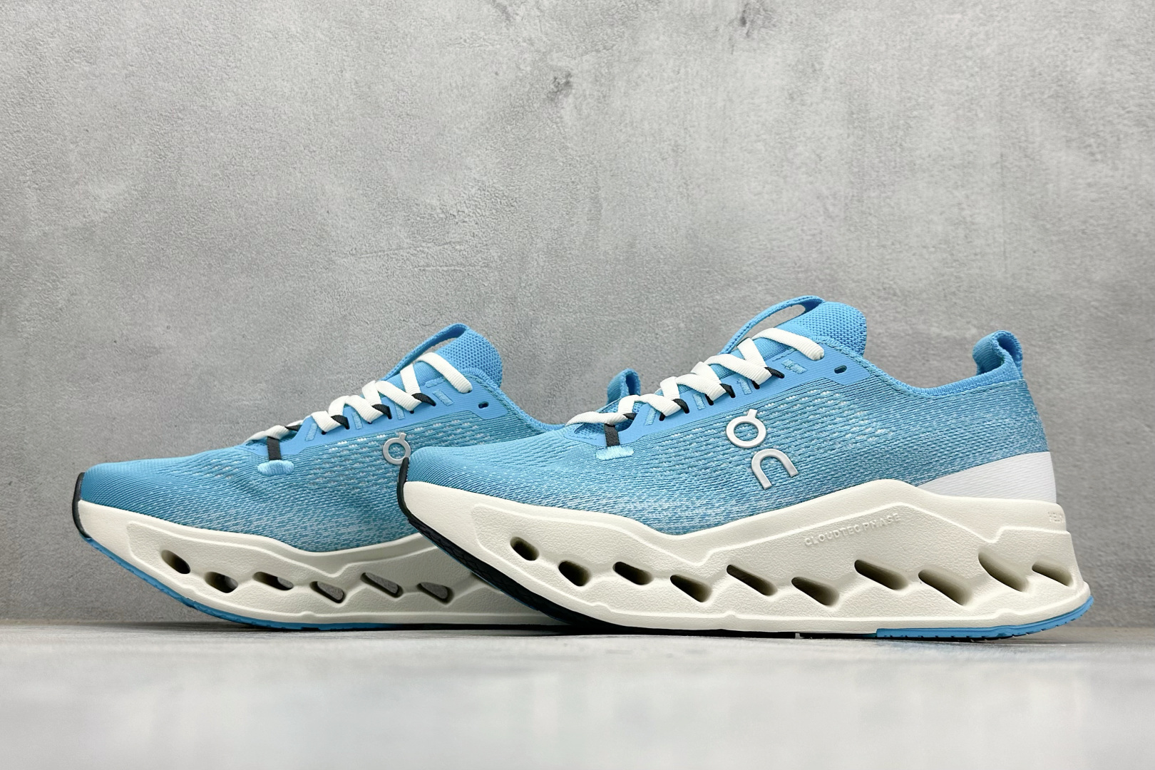 CIoudsurfer Max 昂跑 舒适轻便减震耐磨跑步鞋 采用了先进的缓震技术 能够有效减少跑步时对