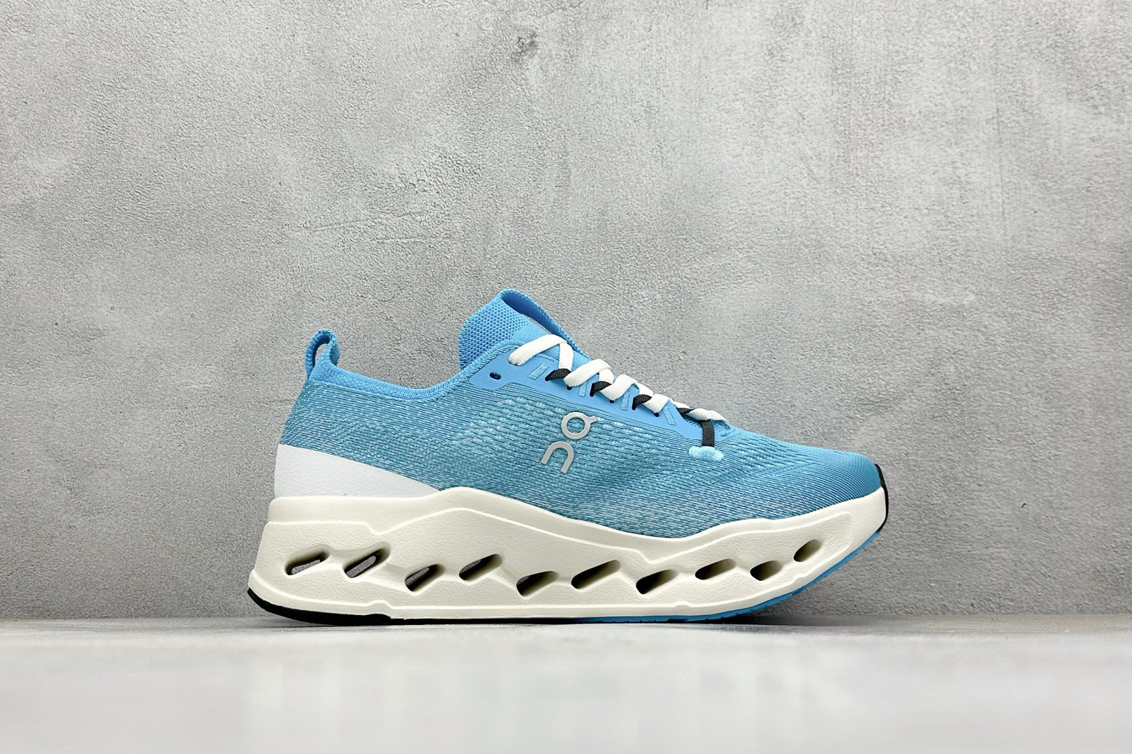 CIoudsurfer Max 昂跑 舒适轻便减震耐磨跑步鞋 采用了先进的缓震技术 能够有效减少跑步时对