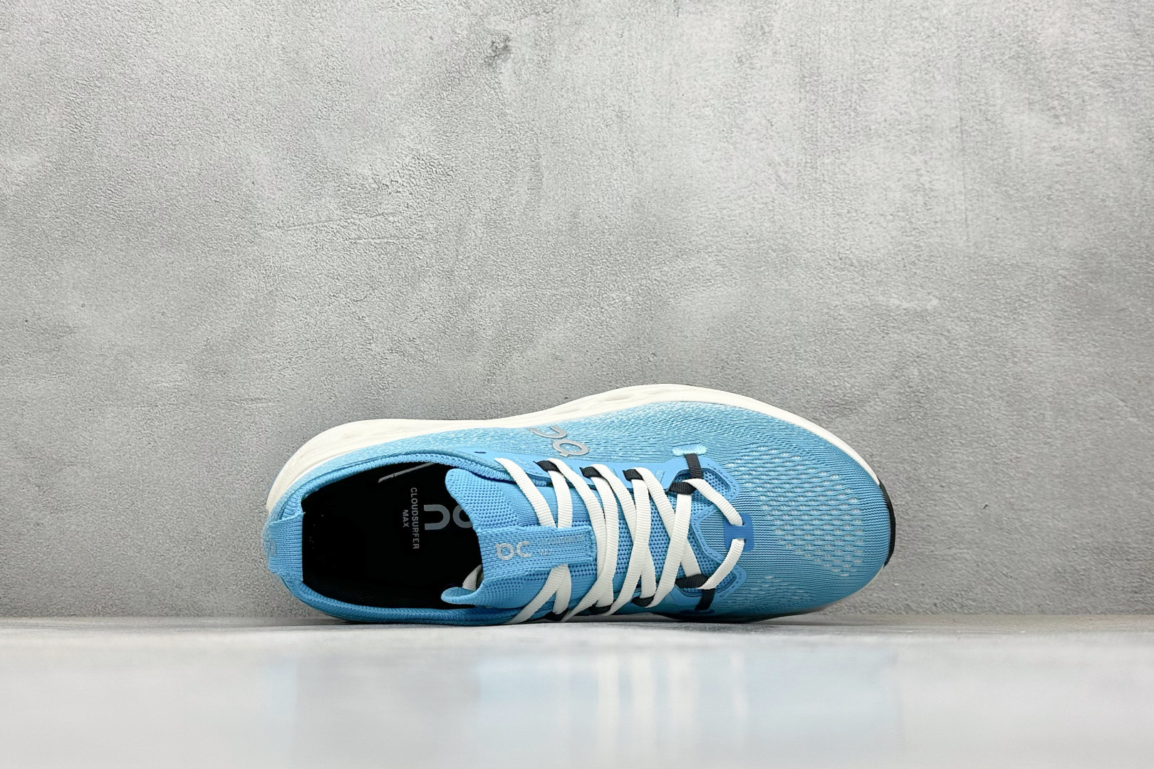 CIoudsurfer Max 昂跑 舒适轻便减震耐磨跑步鞋 采用了先进的缓震技术 能够有效减少跑步时对