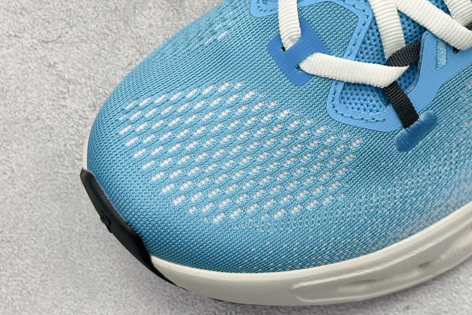 CIoudsurfer Max 昂跑 舒适轻便减震耐磨跑步鞋 采用了先进的缓震技术 能够有效减少跑步时对