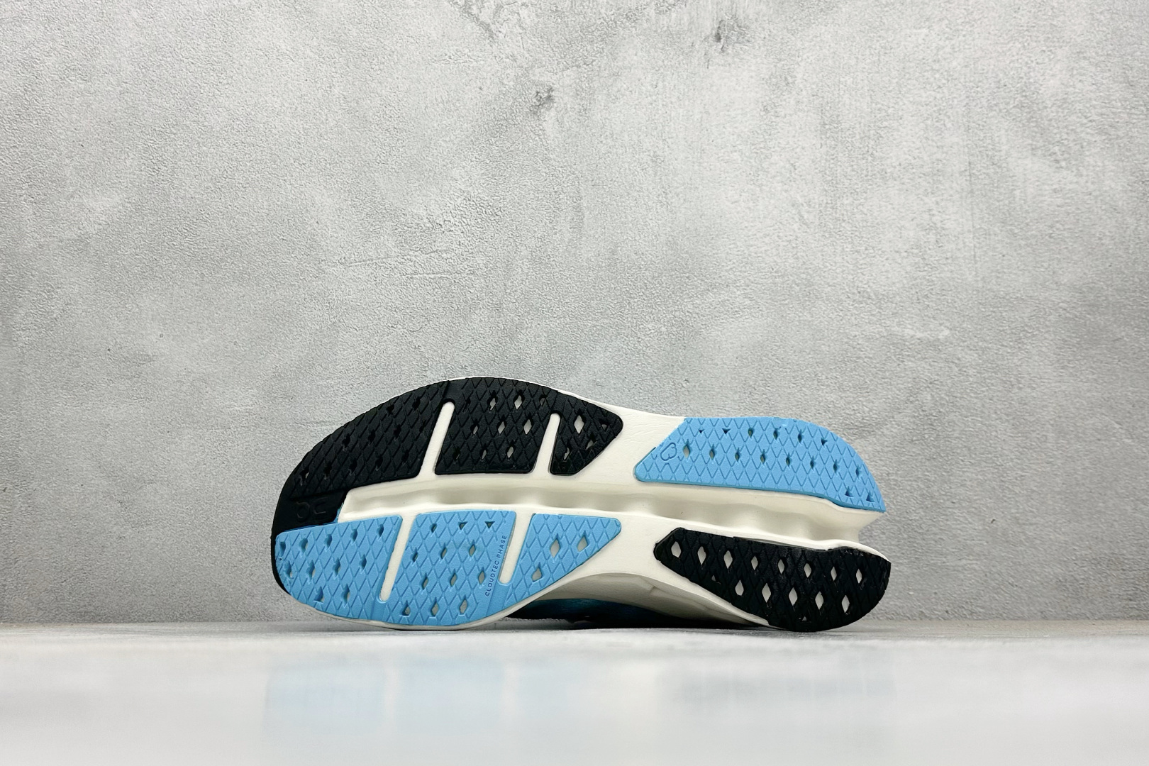 CIoudsurfer Max 昂跑 舒适轻便减震耐磨跑步鞋 采用了先进的缓震技术 能够有效减少跑步时对