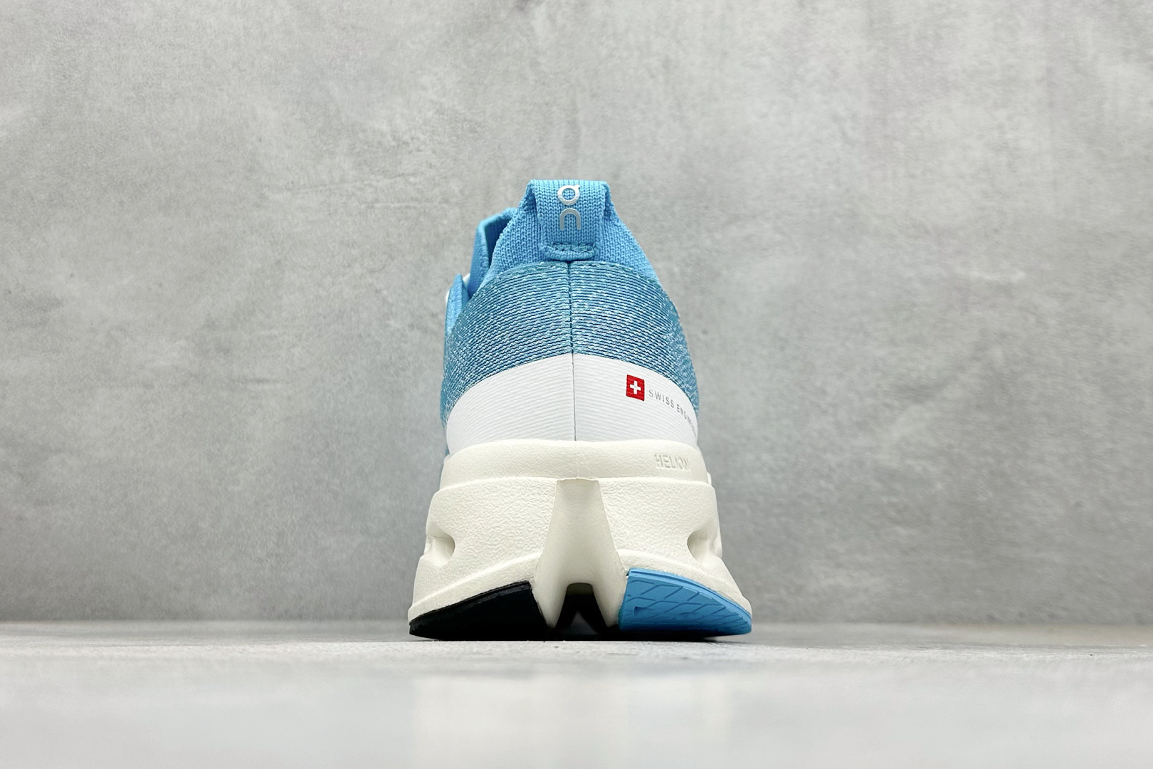 CIoudsurfer Max 昂跑 舒适轻便减震耐磨跑步鞋 采用了先进的缓震技术 能够有效减少跑步时对