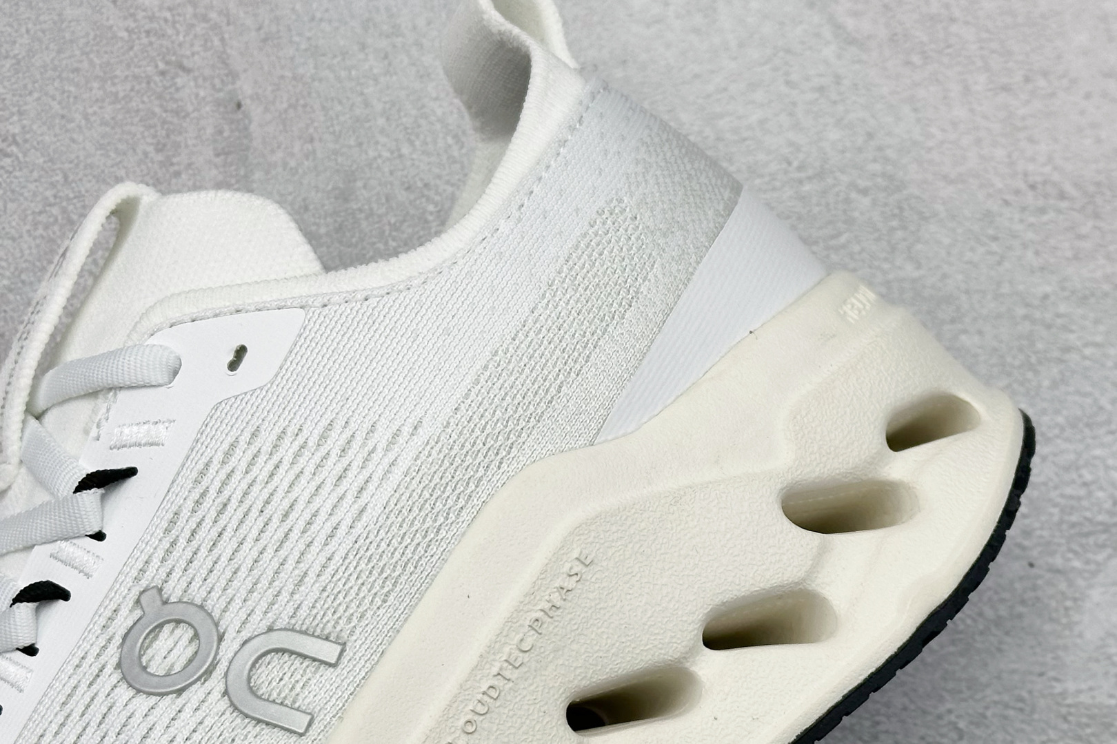 CIoudsurfer Max 昂跑 舒适轻便减震耐磨跑步鞋 采用了先进的缓震技术 能够有效减少跑步时对