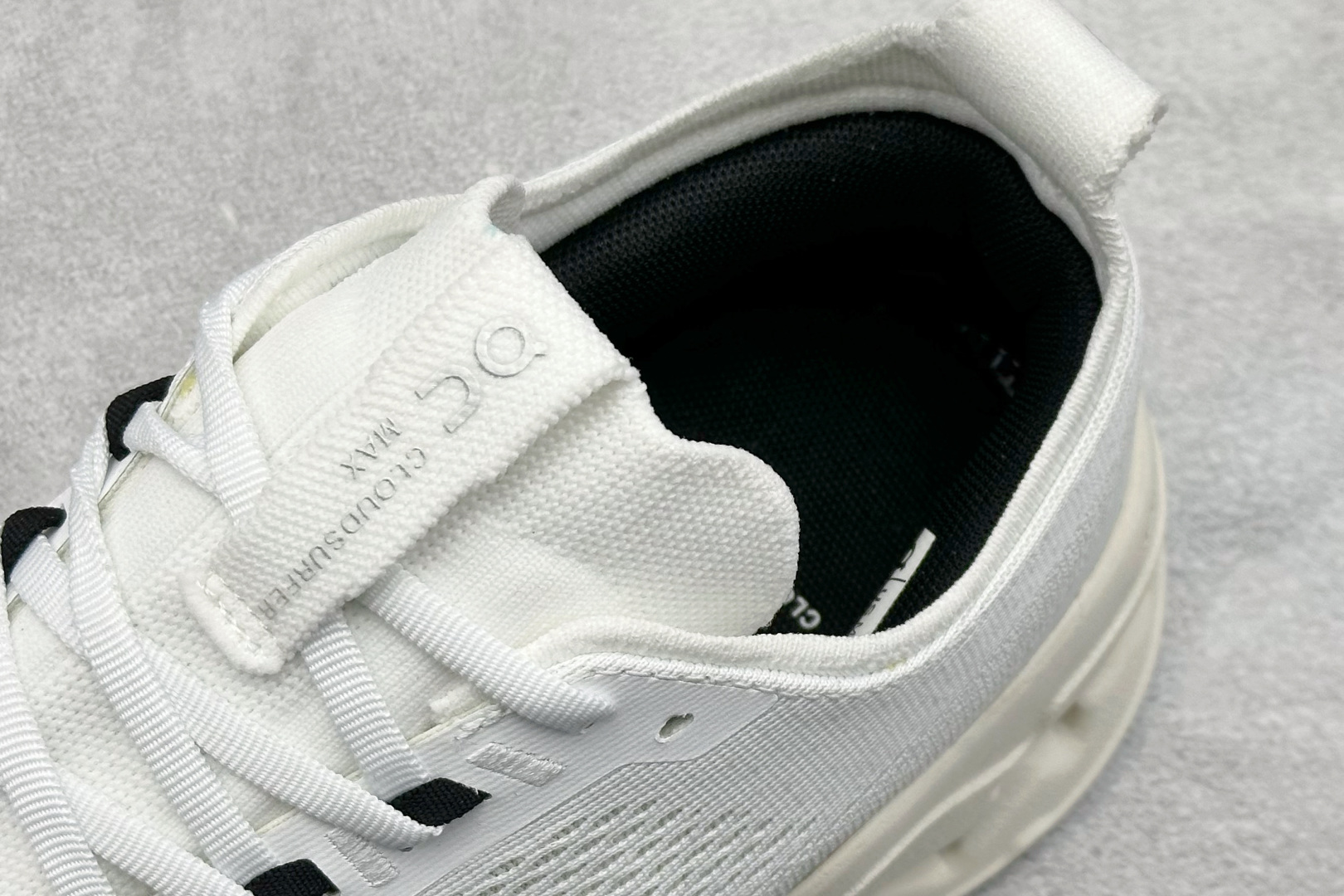 CIoudsurfer Max 昂跑 舒适轻便减震耐磨跑步鞋 采用了先进的缓震技术 能够有效减少跑步时对