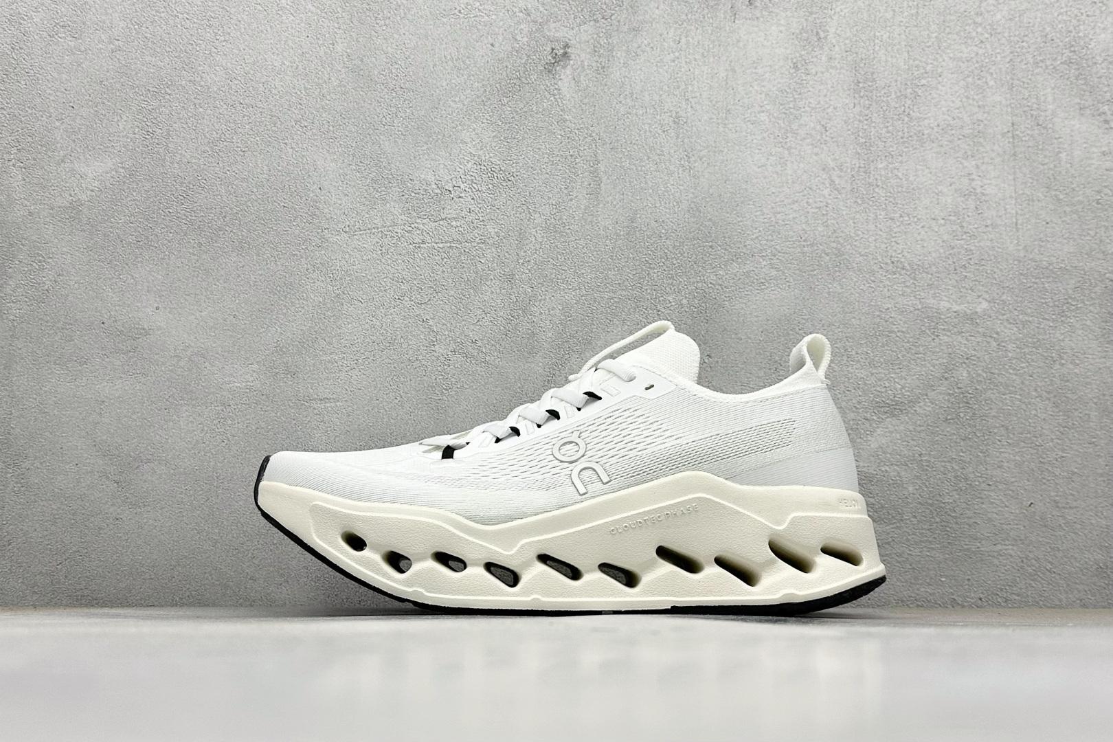 CIoudsurfer Max 昂跑 舒适轻便减震耐磨跑步鞋 采用了先进的缓震技术 能够有效减少跑步时对