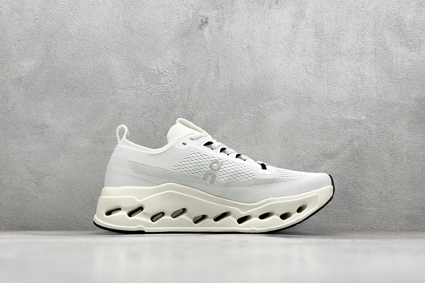 CIoudsurfer Max 昂跑 舒适轻便减震耐磨跑步鞋 采用了先进的缓震技术 能够有效减少跑步时对