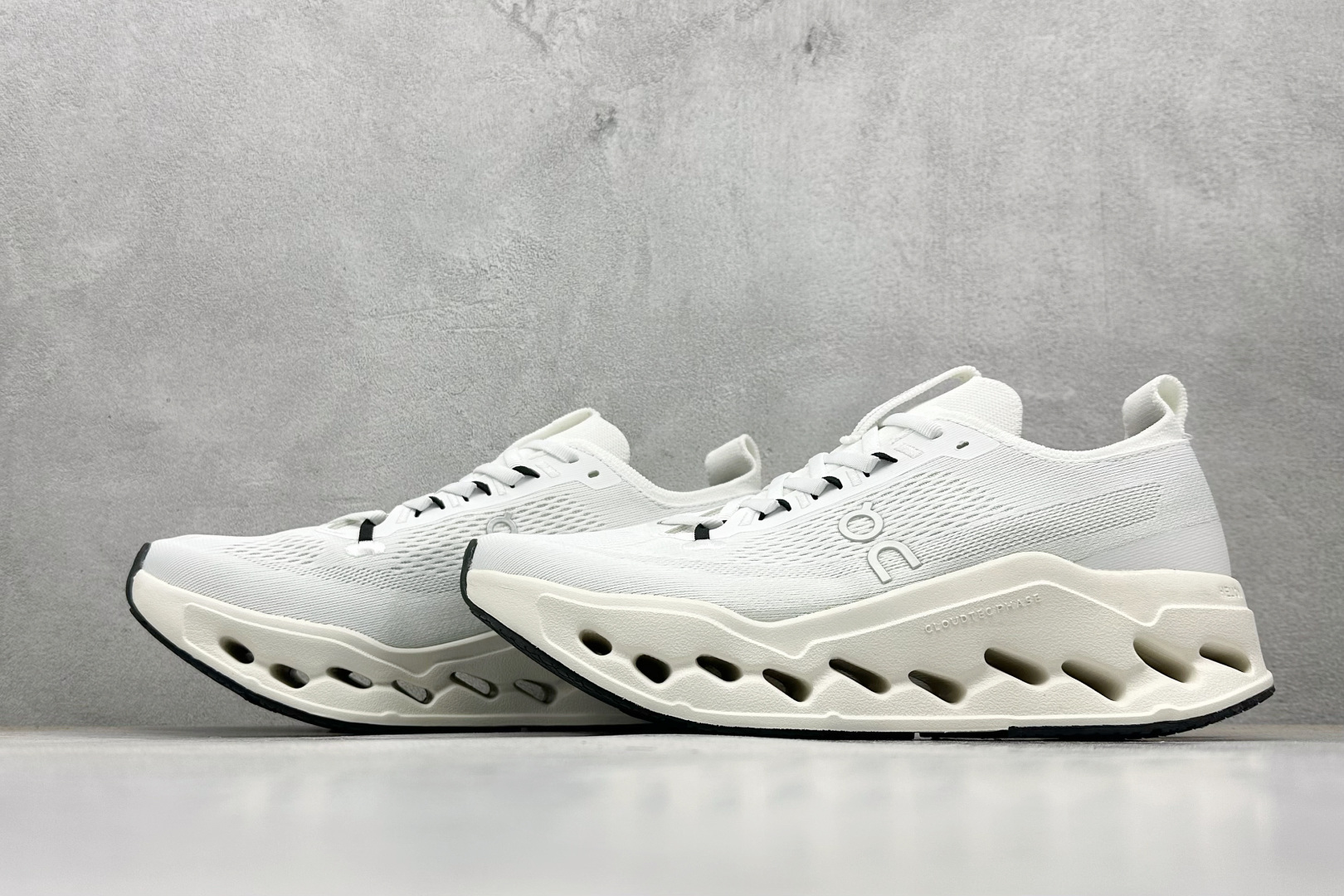 CIoudsurfer Max 昂跑 舒适轻便减震耐磨跑步鞋 采用了先进的缓震技术 能够有效减少跑步时对