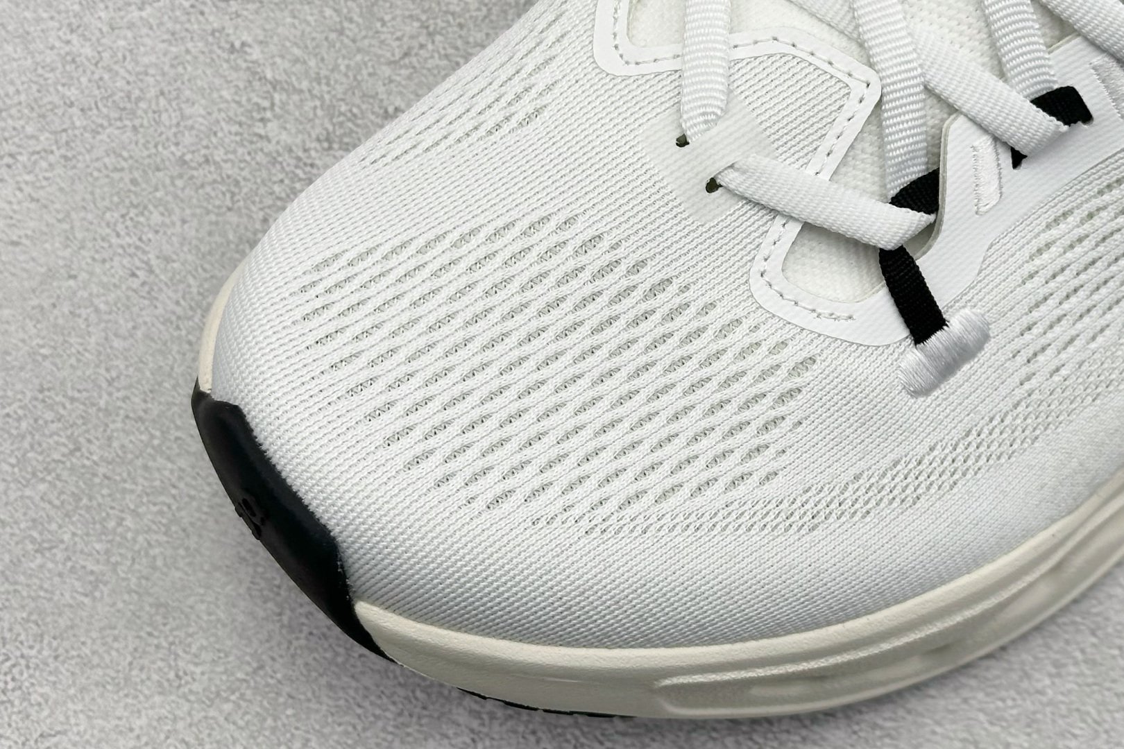 CIoudsurfer Max 昂跑 舒适轻便减震耐磨跑步鞋 采用了先进的缓震技术 能够有效减少跑步时对