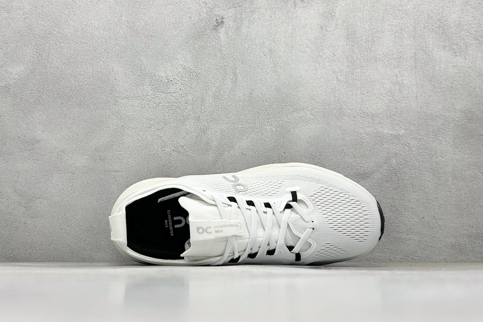 CIoudsurfer Max 昂跑 舒适轻便减震耐磨跑步鞋 采用了先进的缓震技术 能够有效减少跑步时对