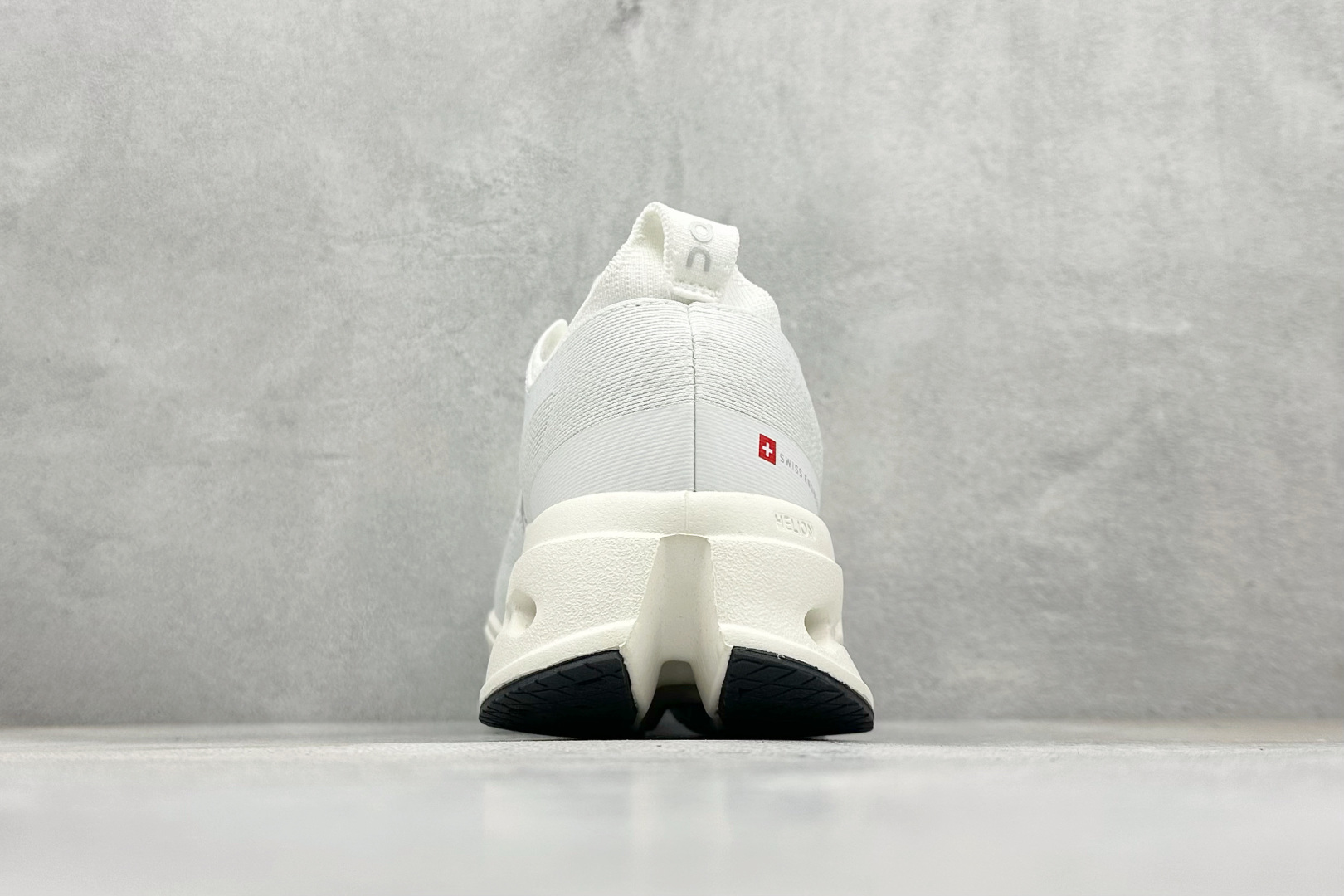 CIoudsurfer Max 昂跑 舒适轻便减震耐磨跑步鞋 采用了先进的缓震技术 能够有效减少跑步时对