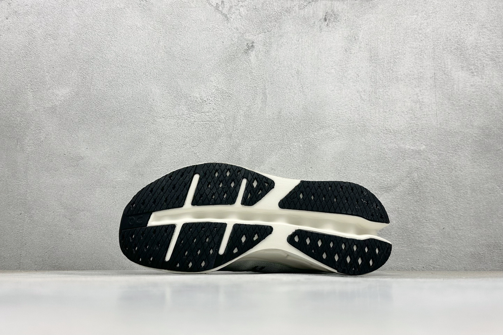 CIoudsurfer Max 昂跑 舒适轻便减震耐磨跑步鞋 采用了先进的缓震技术 能够有效减少跑步时对