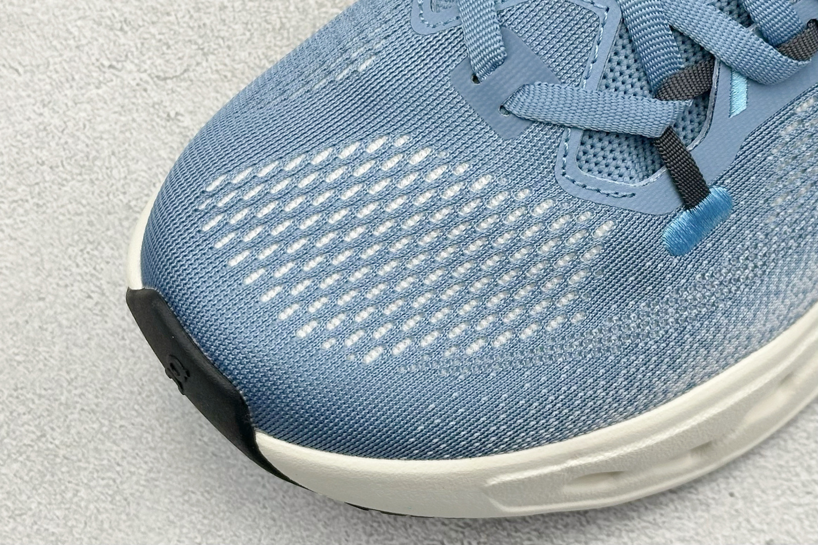 CIoudsurfer Max 昂跑 舒适轻便减震耐磨跑步鞋 采用了先进的缓震技术 能够有效减少跑步时对