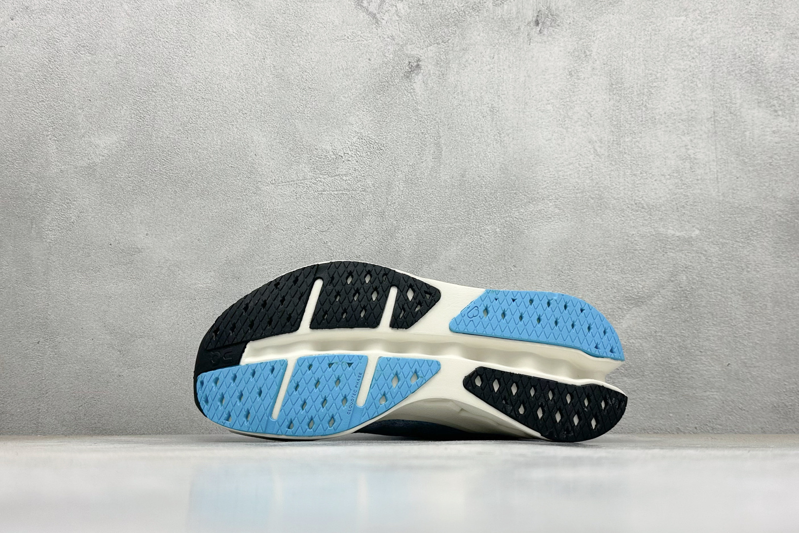 CIoudsurfer Max 昂跑 舒适轻便减震耐磨跑步鞋 采用了先进的缓震技术 能够有效减少跑步时对