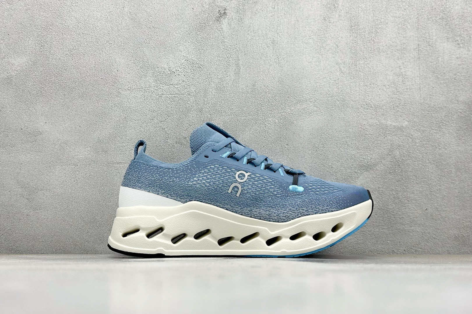 CIoudsurfer Max 昂跑 舒适轻便减震耐磨跑步鞋 采用了先进的缓震技术 能够有效减少跑步时对