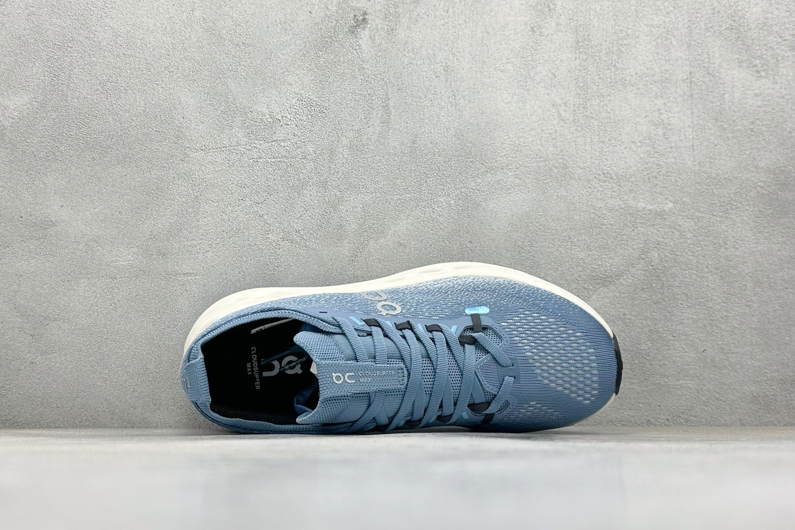 CIoudsurfer Max 昂跑 舒适轻便减震耐磨跑步鞋 采用了先进的缓震技术 能够有效减少跑步时对