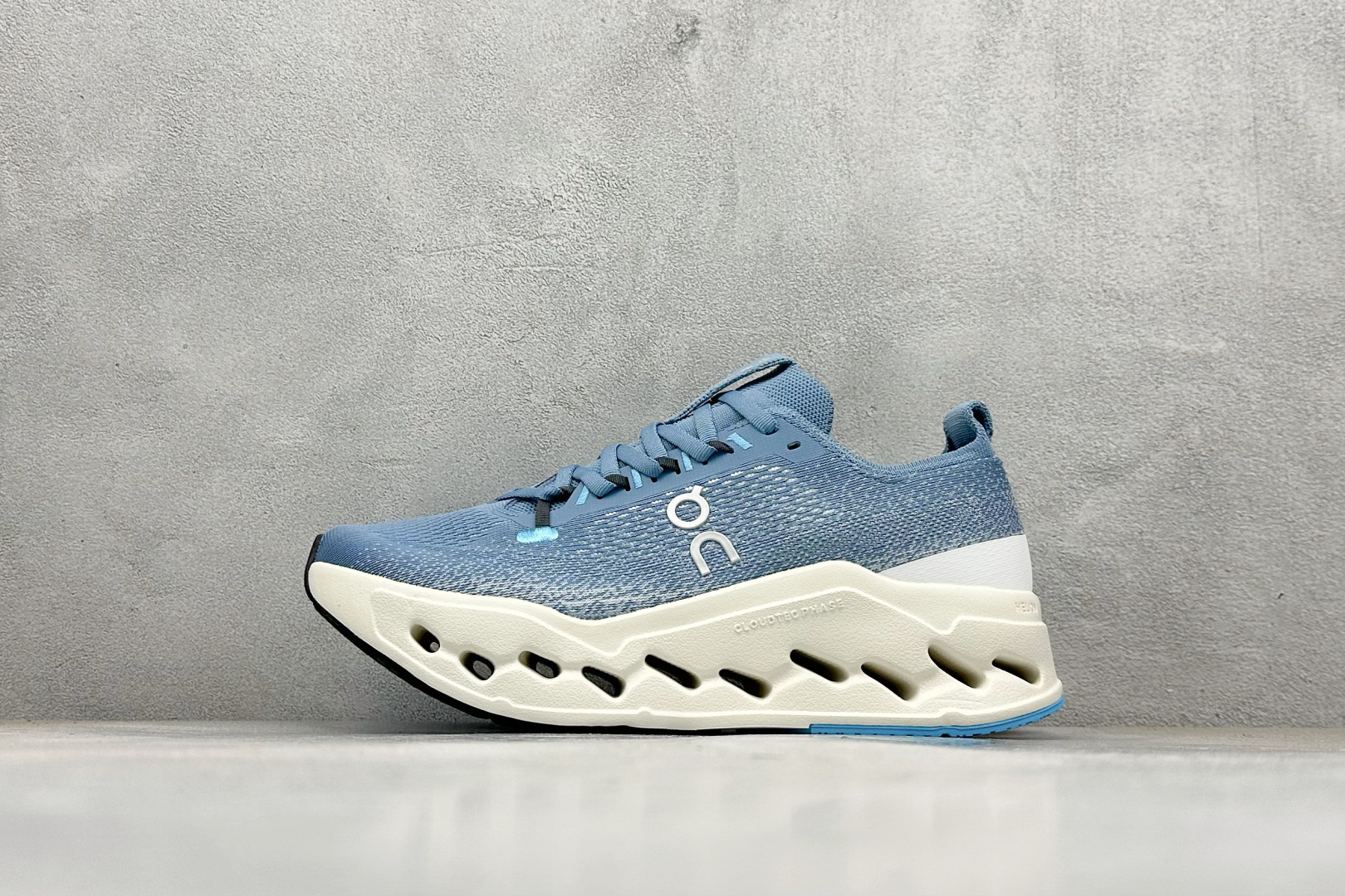 CIoudsurfer Max 昂跑 舒适轻便减震耐磨跑步鞋 采用了先进的缓震技术 能够有效减少跑步时对