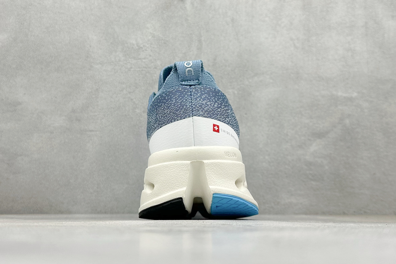 CIoudsurfer Max 昂跑 舒适轻便减震耐磨跑步鞋 采用了先进的缓震技术 能够有效减少跑步时对