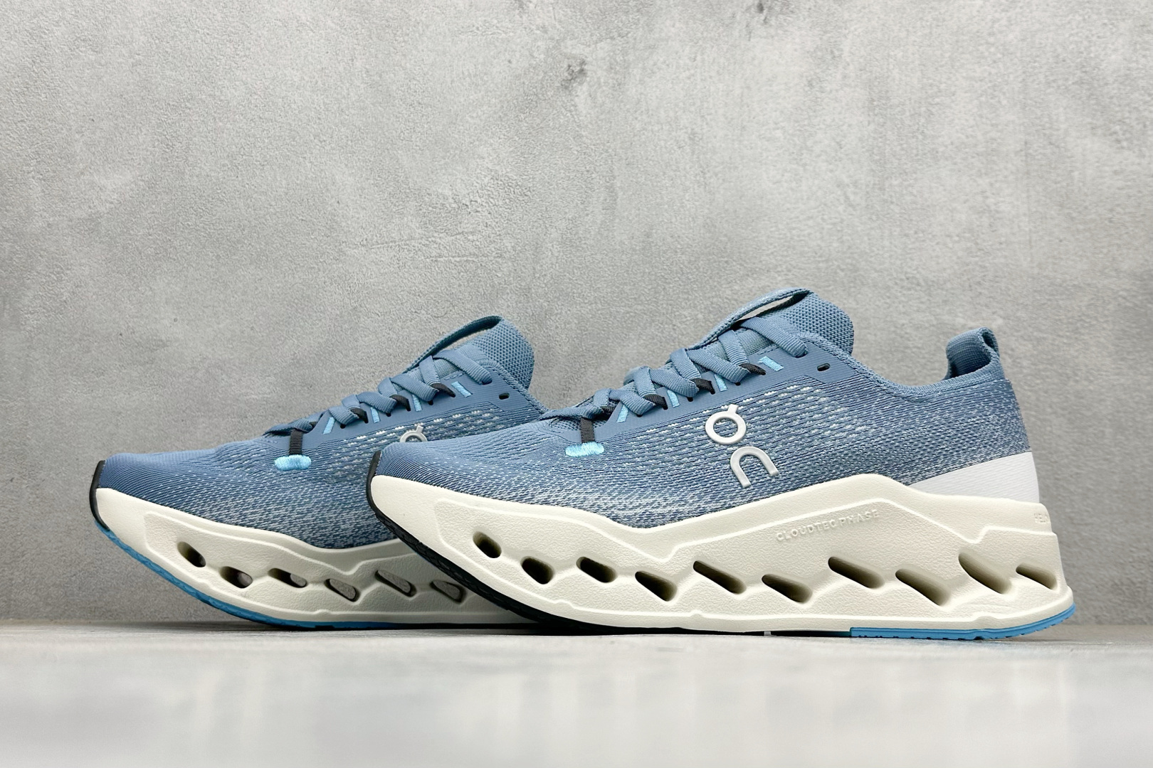 CIoudsurfer Max 昂跑 舒适轻便减震耐磨跑步鞋 采用了先进的缓震技术 能够有效减少跑步时对