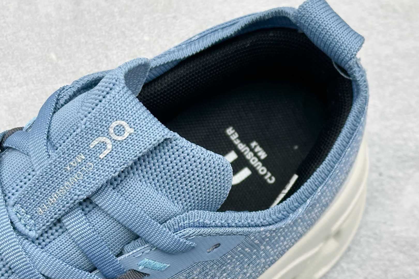 CIoudsurfer Max 昂跑 舒适轻便减震耐磨跑步鞋 采用了先进的缓震技术 能够有效减少跑步时对