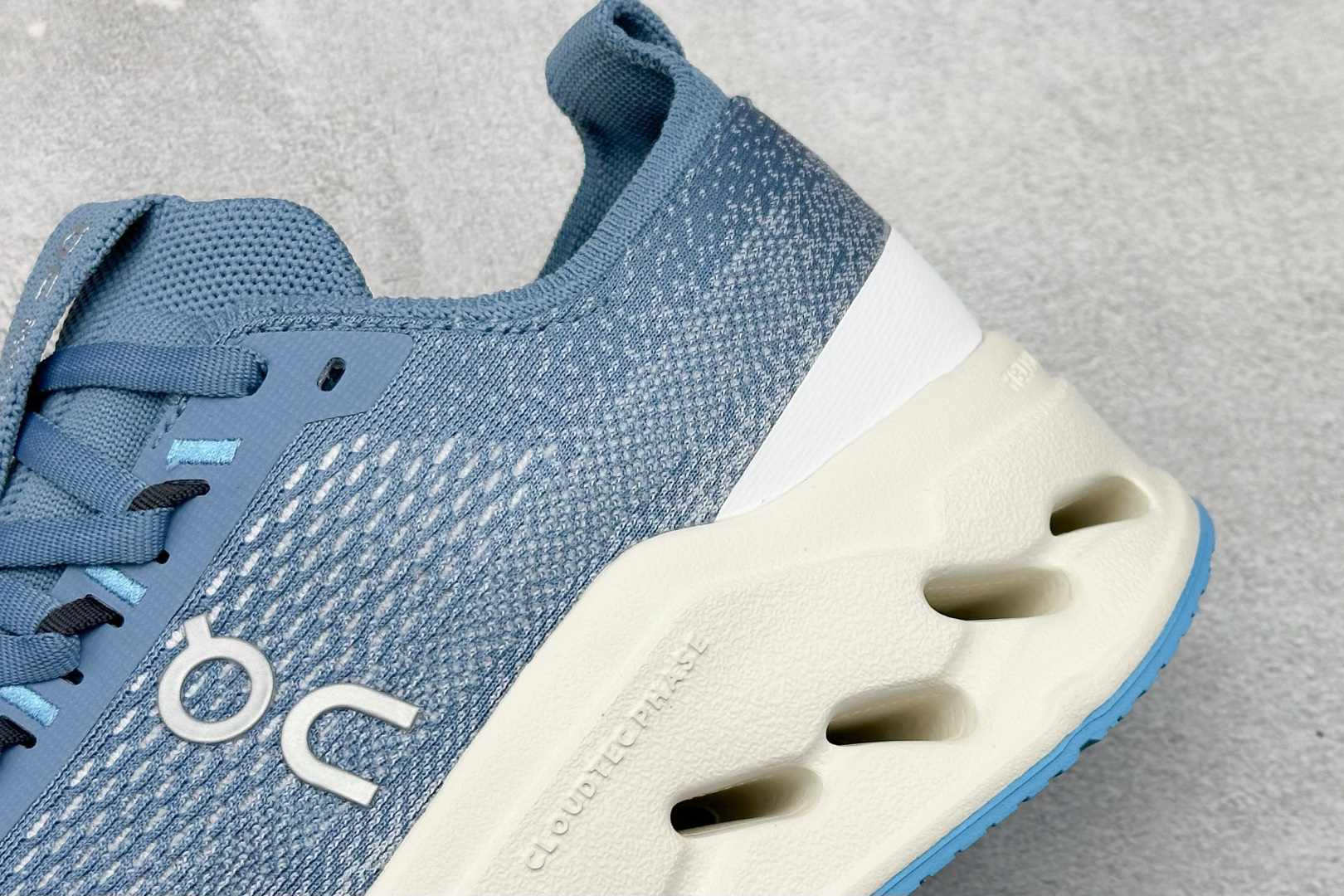 CIoudsurfer Max 昂跑 舒适轻便减震耐磨跑步鞋 采用了先进的缓震技术 能够有效减少跑步时对