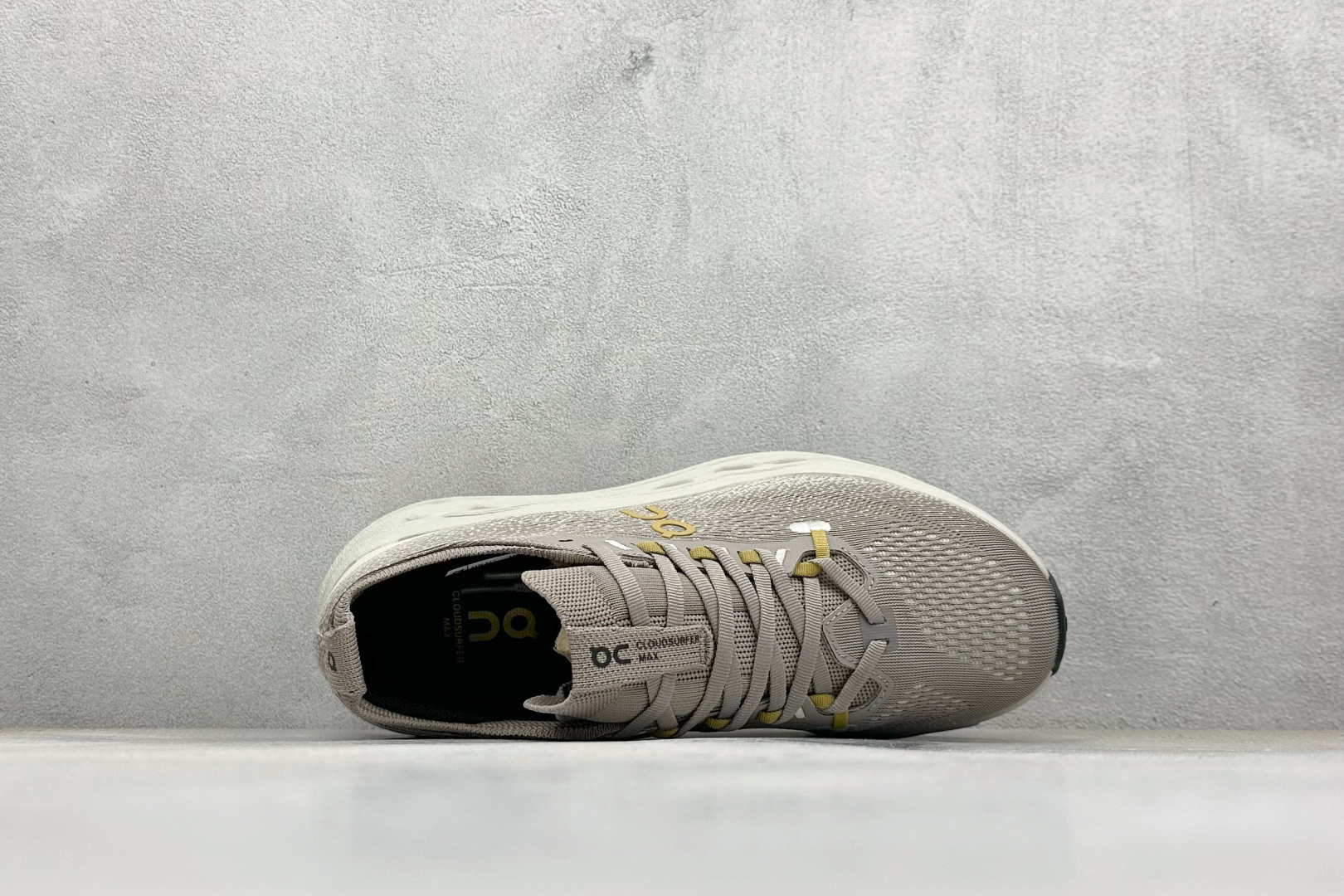 CIoudsurfer Max 昂跑 舒适轻便减震耐磨跑步鞋 采用了先进的缓震技术 能够有效减少跑步时对