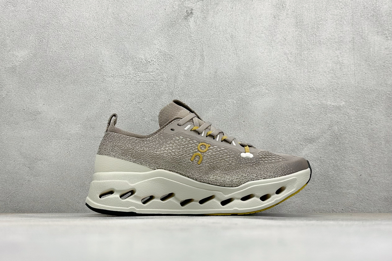 CIoudsurfer Max 昂跑 舒适轻便减震耐磨跑步鞋 采用了先进的缓震技术 能够有效减少跑步时对