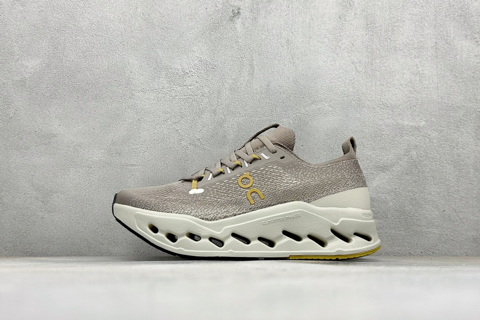 CIoudsurfer Max 昂跑 舒适轻便减震耐磨跑步鞋 采用了先进的缓震技术 能够有效减少跑步时对