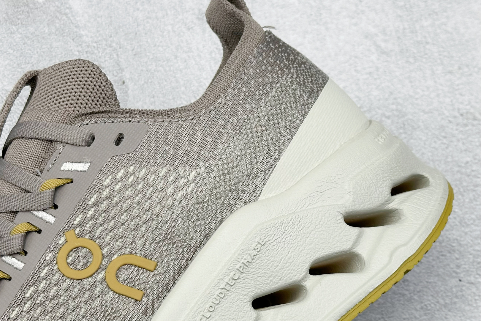 CIoudsurfer Max 昂跑 舒适轻便减震耐磨跑步鞋 采用了先进的缓震技术 能够有效减少跑步时对