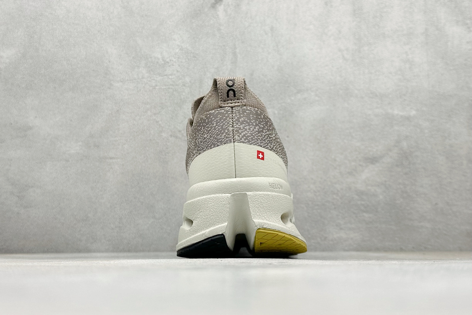 CIoudsurfer Max 昂跑 舒适轻便减震耐磨跑步鞋 采用了先进的缓震技术 能够有效减少跑步时对