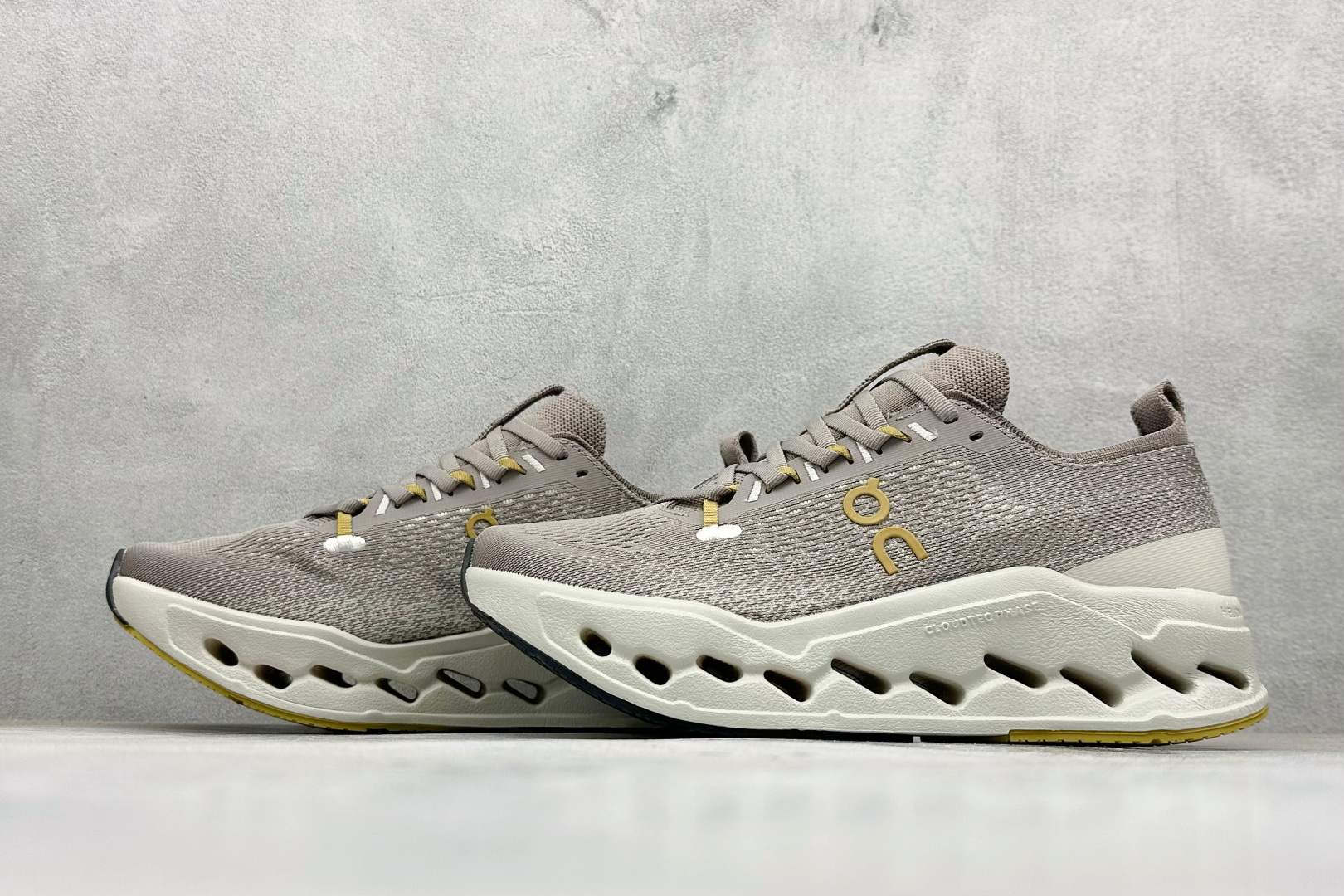 CIoudsurfer Max 昂跑 舒适轻便减震耐磨跑步鞋 采用了先进的缓震技术 能够有效减少跑步时对