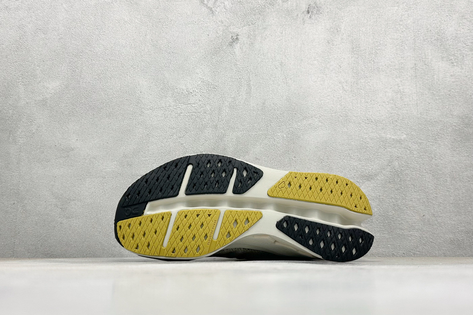 CIoudsurfer Max 昂跑 舒适轻便减震耐磨跑步鞋 采用了先进的缓震技术 能够有效减少跑步时对