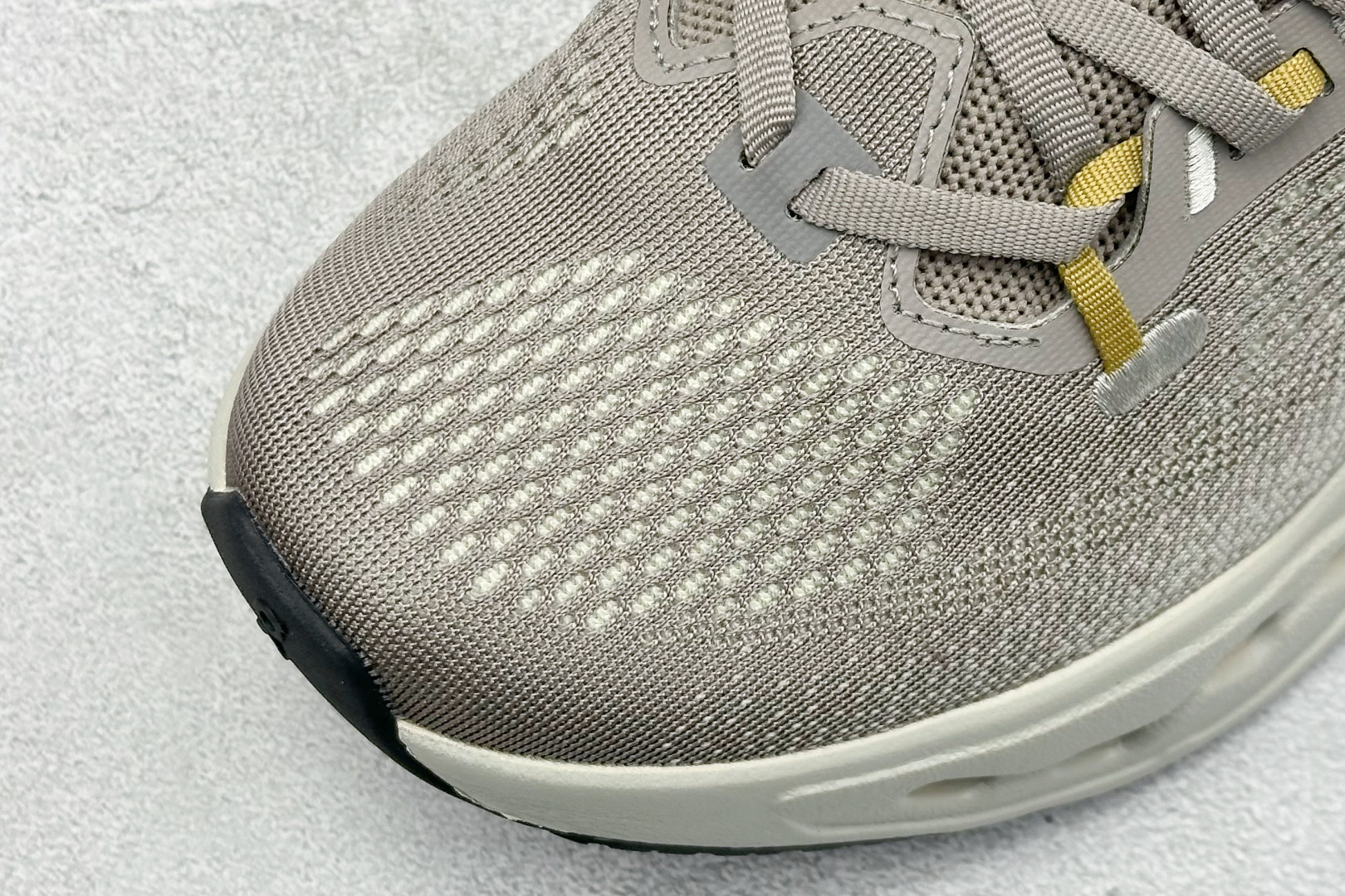 CIoudsurfer Max 昂跑 舒适轻便减震耐磨跑步鞋 采用了先进的缓震技术 能够有效减少跑步时对