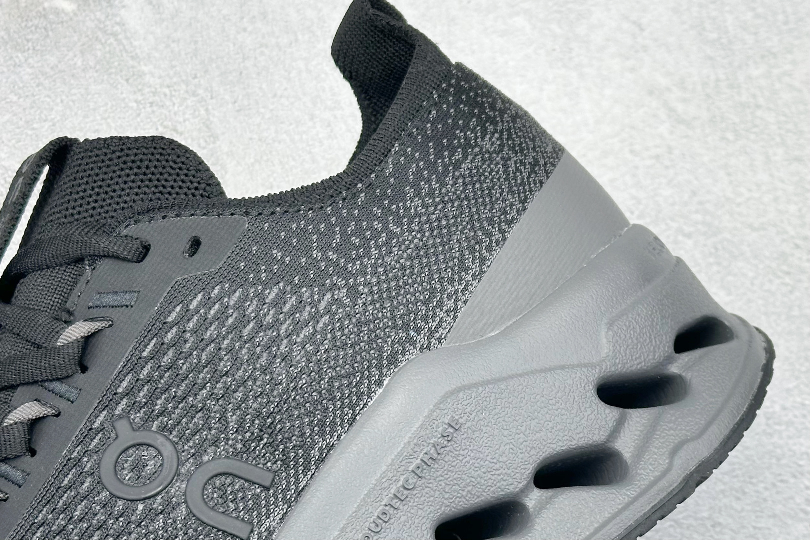 CIoudsurfer Max 昂跑 舒适轻便减震耐磨跑步鞋 采用了先进的缓震技术 能够有效减少跑步时对