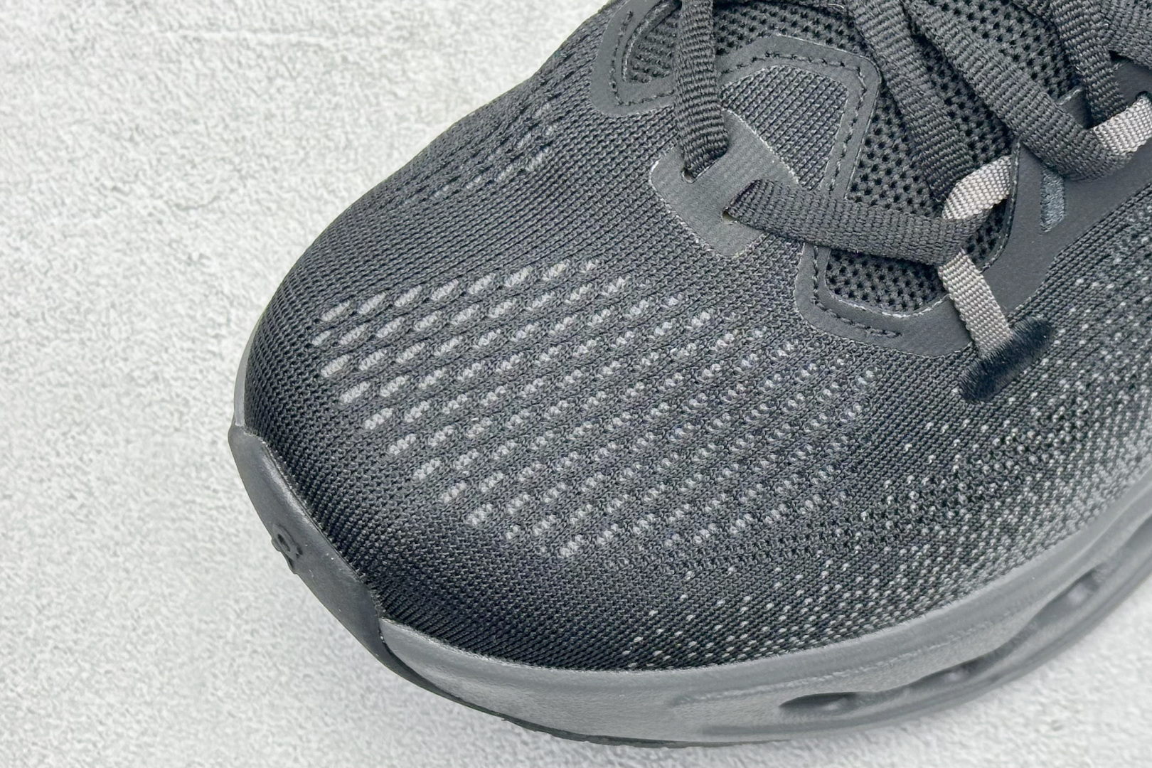 CIoudsurfer Max 昂跑 舒适轻便减震耐磨跑步鞋 采用了先进的缓震技术 能够有效减少跑步时对