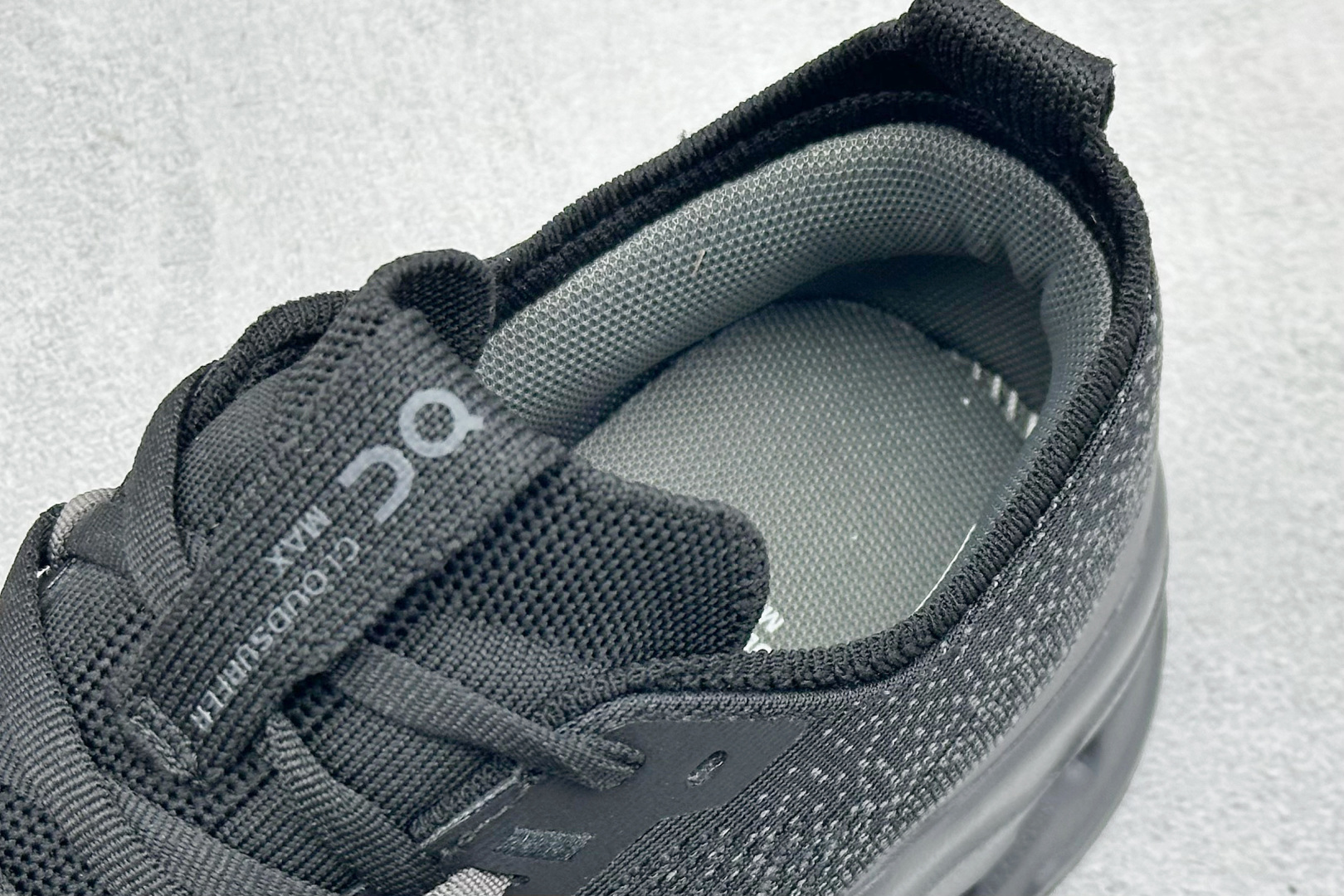 CIoudsurfer Max 昂跑 舒适轻便减震耐磨跑步鞋 采用了先进的缓震技术 能够有效减少跑步时对